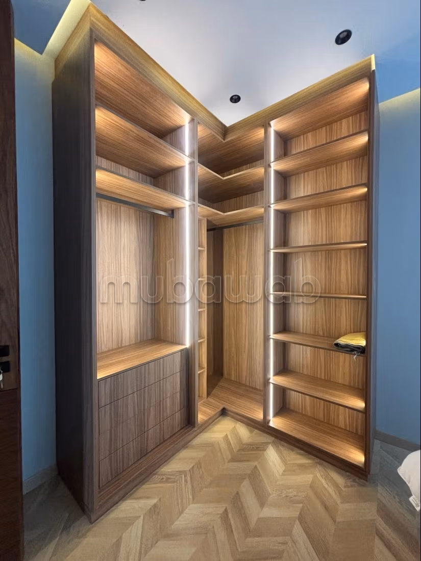 Appartement à louer à De La Plage.
4 grandes pièces.
Meublé — 5
