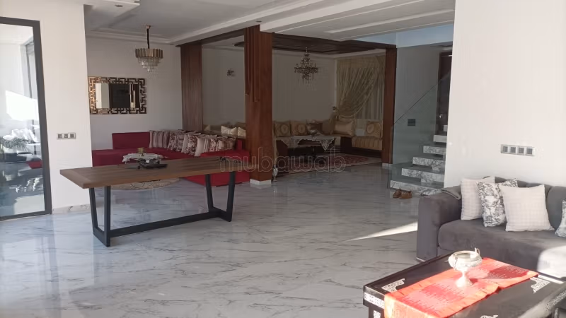 Suntuosa casa en venta. 6 hermosas habitaciones. Salón tradicional, residencia segura