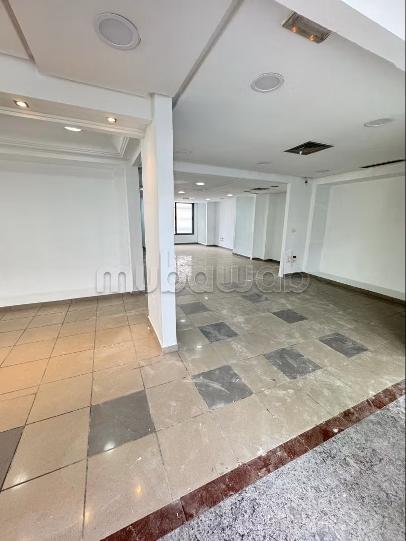 Local commercial sur l’avenue principale à El Omrane. Surface totale 200 m². Fenêtres avec double vitrage et porte blindée