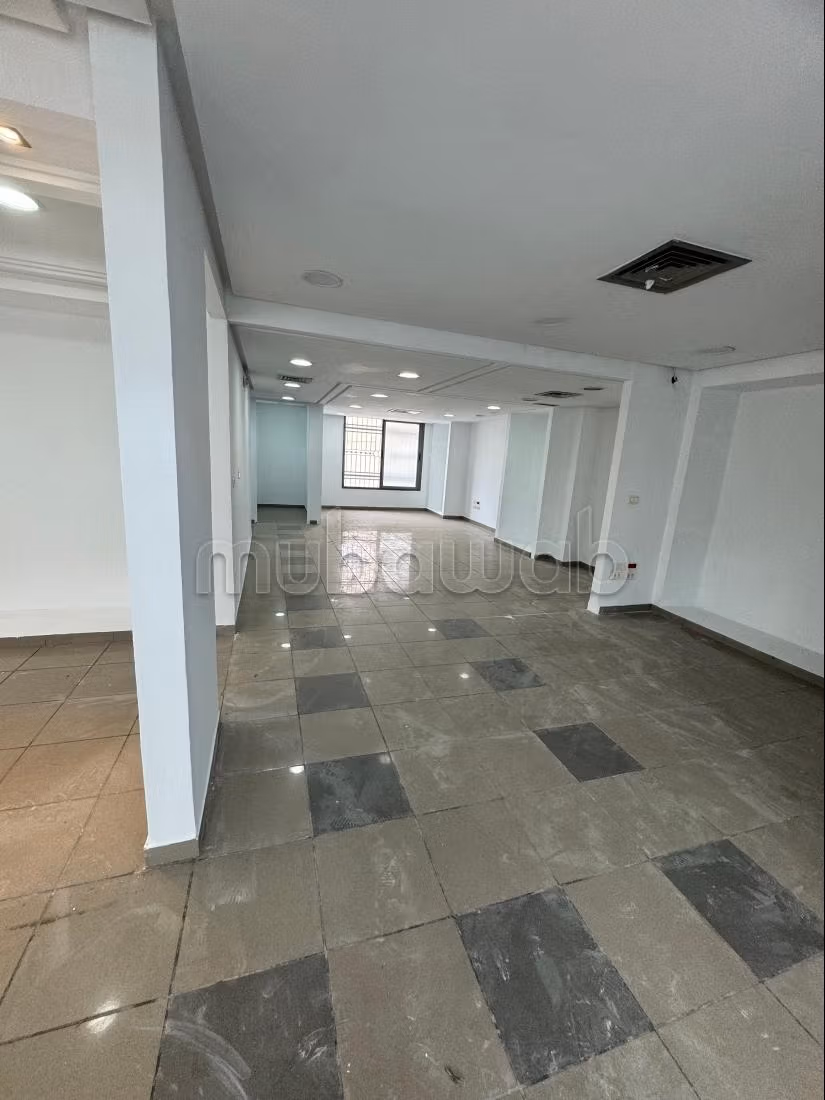 Local commercial sur l’avenue principale à El Omrane. Surface totale 200 m². Fenêtres avec double vitrage et porte blindée