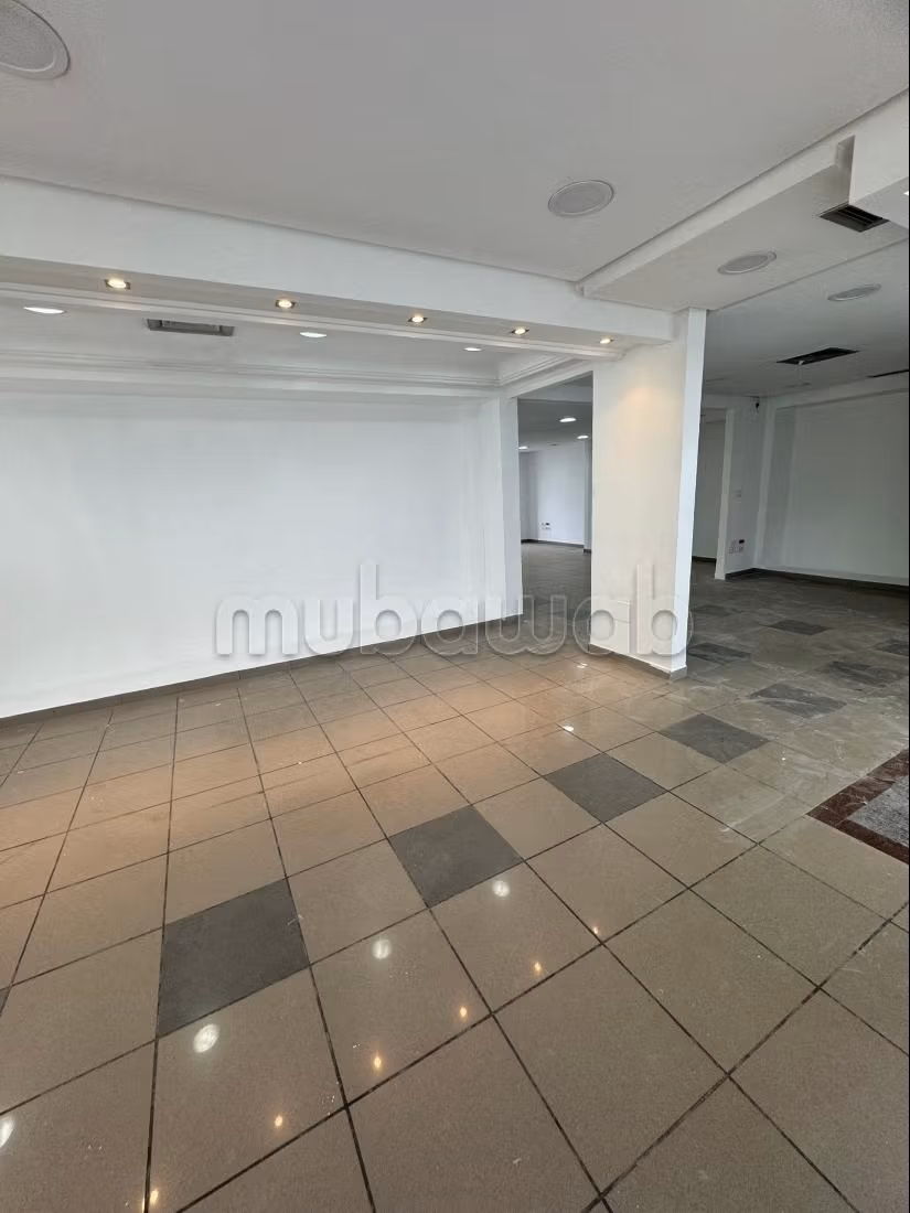 Local commercial sur l’avenue principale à El Omrane. Surface totale 200 m². Fenêtres avec double vitrage et porte blindée