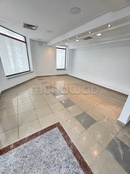 Local commercial sur l’avenue principale à El Omrane. Surface totale 200 m². Fenêtres avec double vitrage et porte blindée
