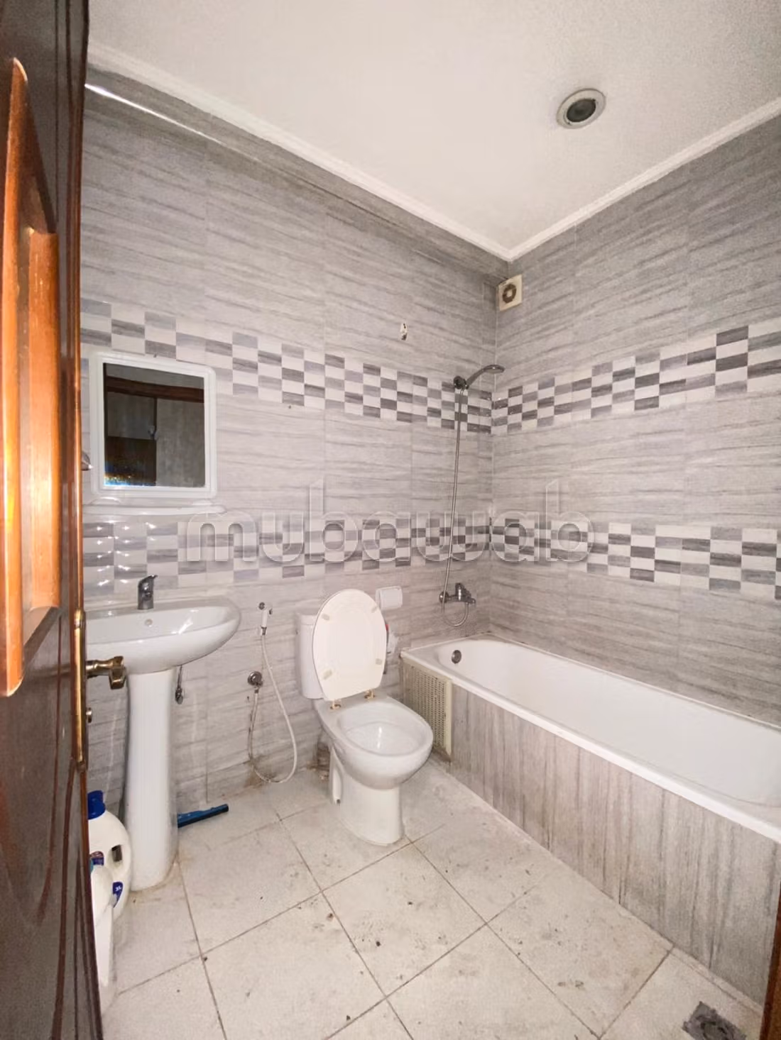 Rent this apartment in Souani. 3 rooms. General Satellite Dish, Secured neighbourhood
