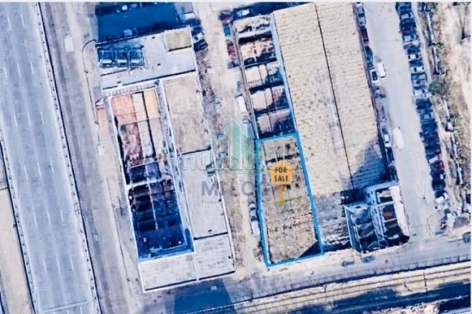In vendita: deposito di 450 m² con una vetrina di 16,27 m, situato in posizione centrale.