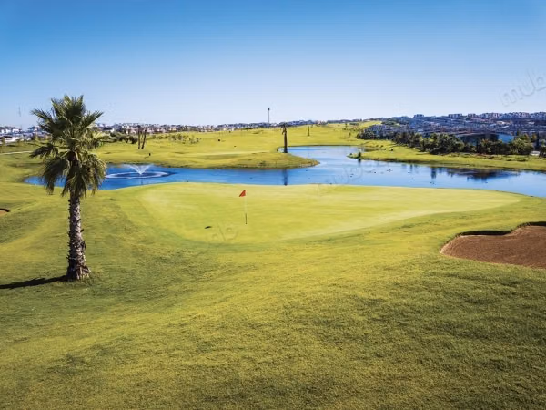 Eleganza e Vista Golf – Superbo Appartamento Ammobiliato in Affitto