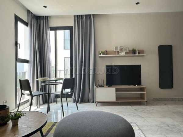 Très bel studio en location à Oasis. 
2 grandes pièces. 
Bien meublé