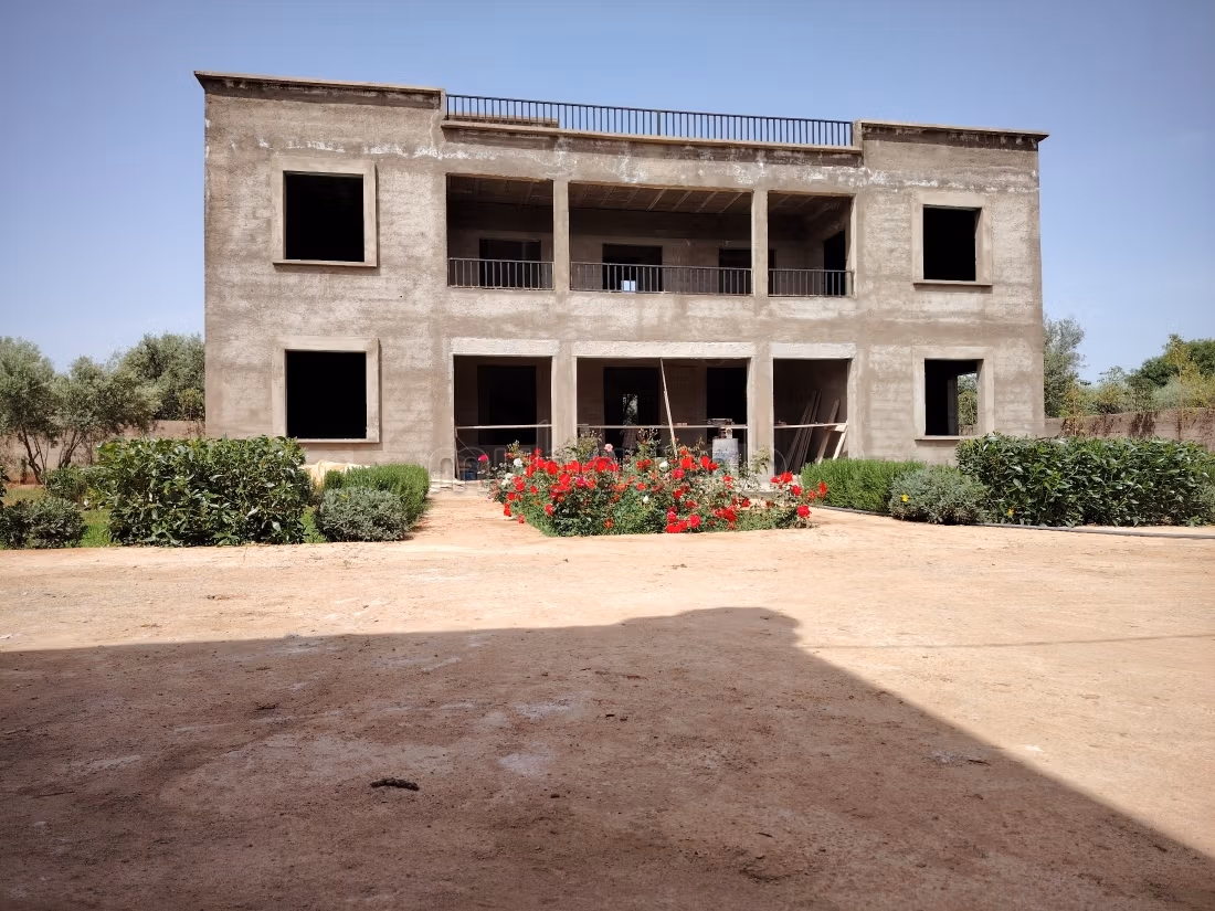 Somptueuse maison à vendre à Route de l'Ourika.
Surface de 1200 m².
Terrasse et jardin