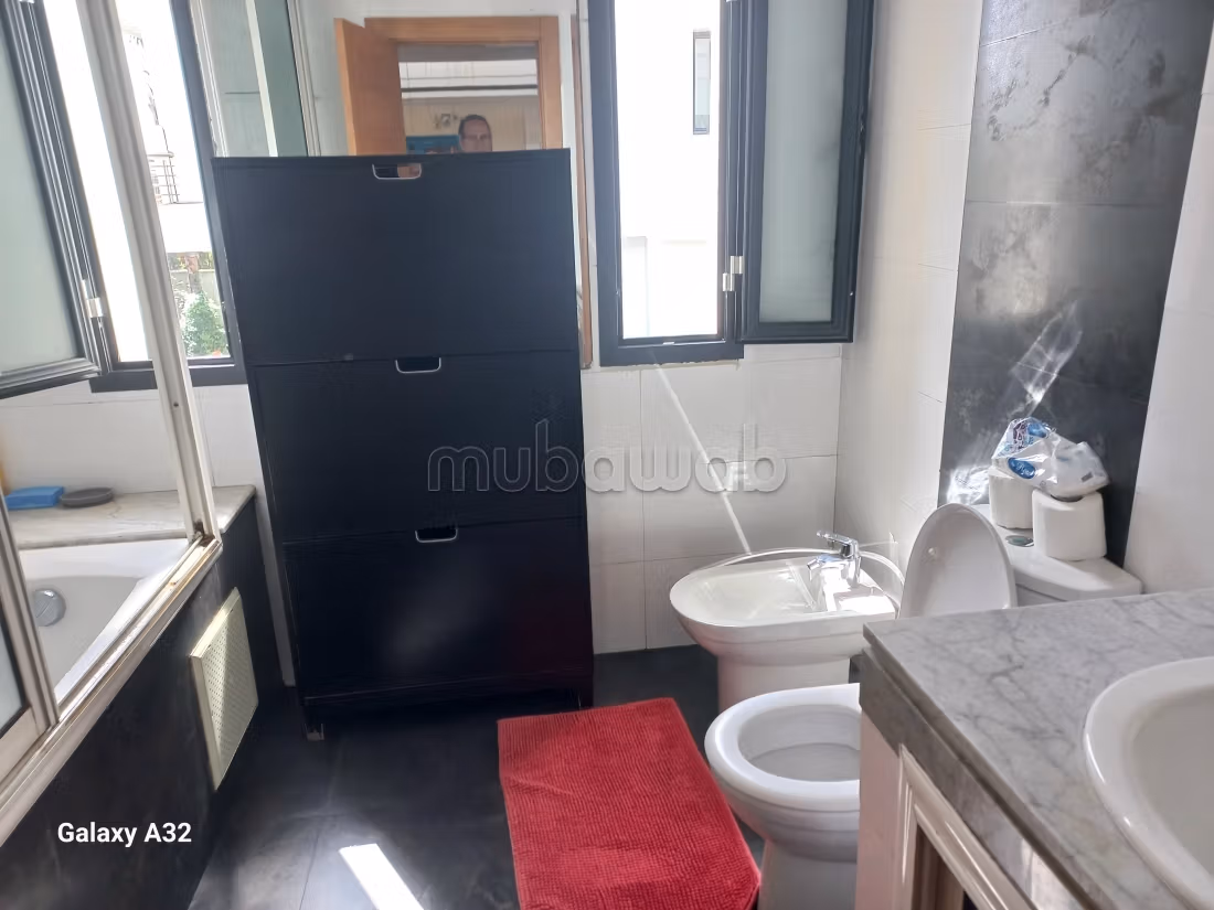 Villa de haut standing à vendre à Ain Diab. 9 pièces confortables. Piscine et cheminée