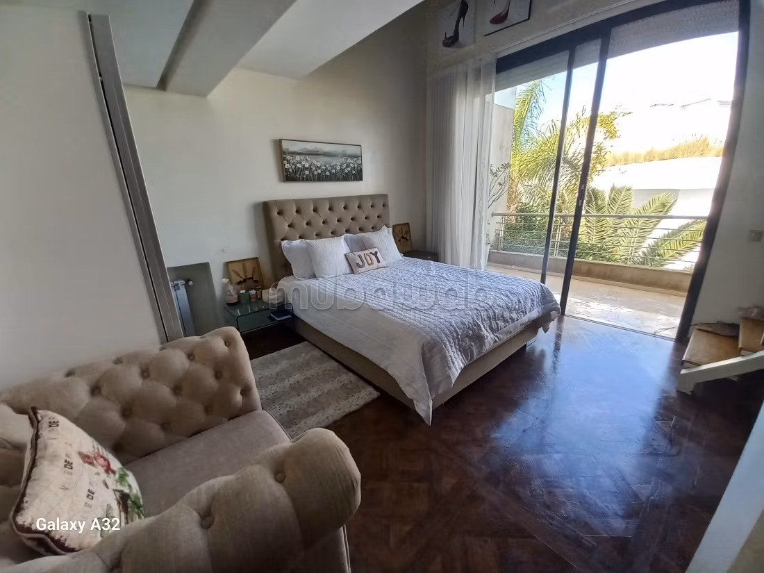 Villa de haut standing à vendre à Ain Diab. 9 pièces confortables. Piscine et cheminée