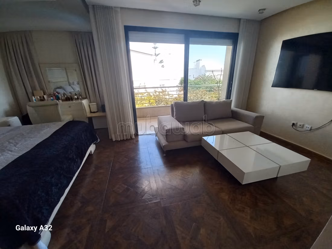 Villa de haut standing à vendre à Ain Diab. 9 pièces confortables. Piscine et cheminée