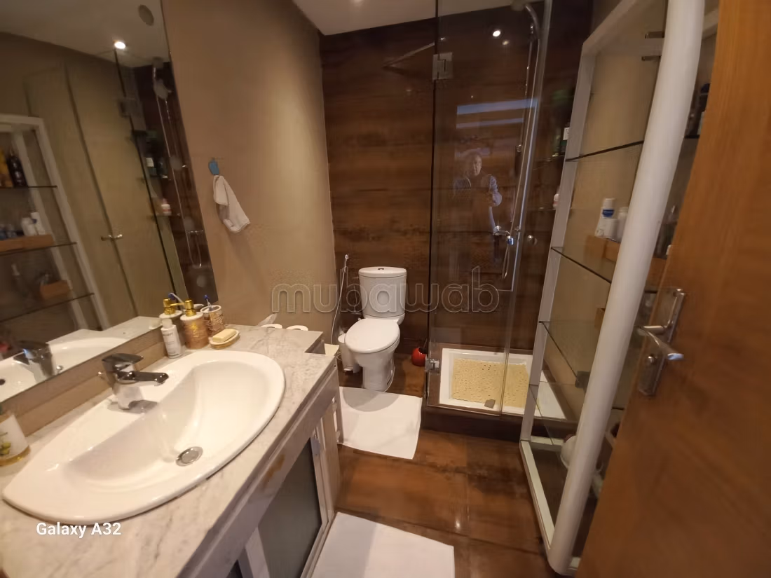 Villa de haut standing à vendre à Ain Diab. 9 pièces confortables. Piscine et cheminée