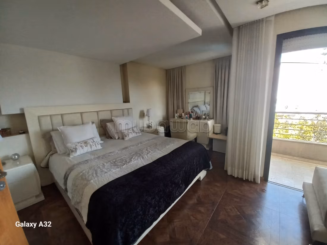 Villa de haut standing à vendre à Ain Diab. 9 pièces confortables. Piscine et cheminée