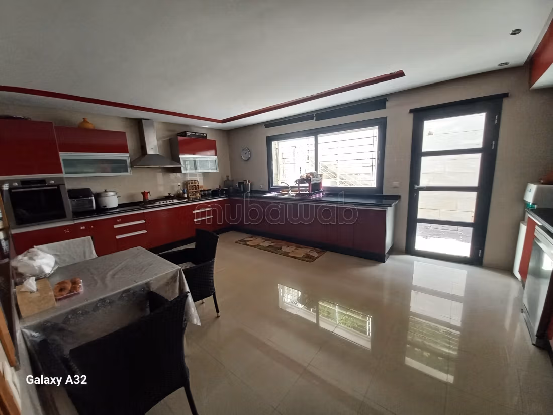 Villa de haut standing à vendre à Ain Diab. 9 pièces confortables. Piscine et cheminée
