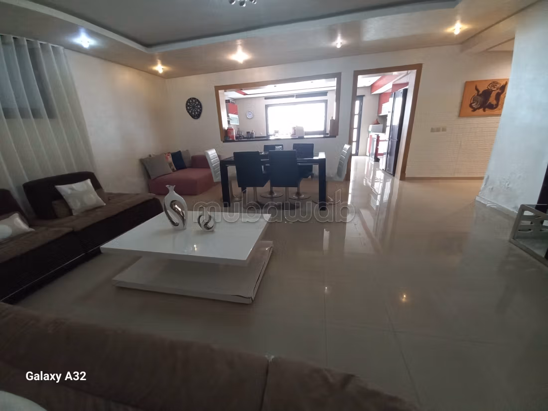 Villa de haut standing à vendre à Ain Diab. 9 pièces confortables. Piscine et cheminée