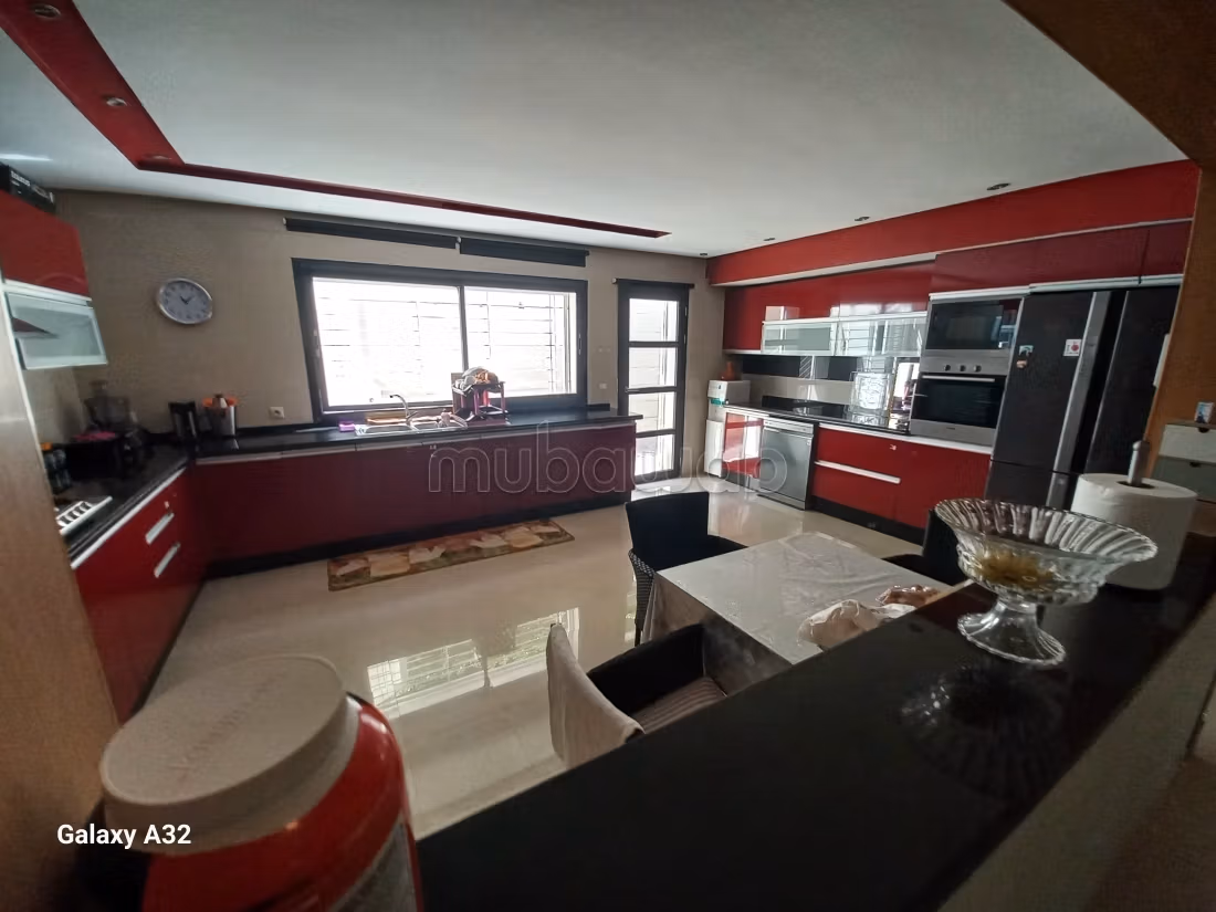 Villa de haut standing à vendre à Ain Diab. 9 pièces confortables. Piscine et cheminée
