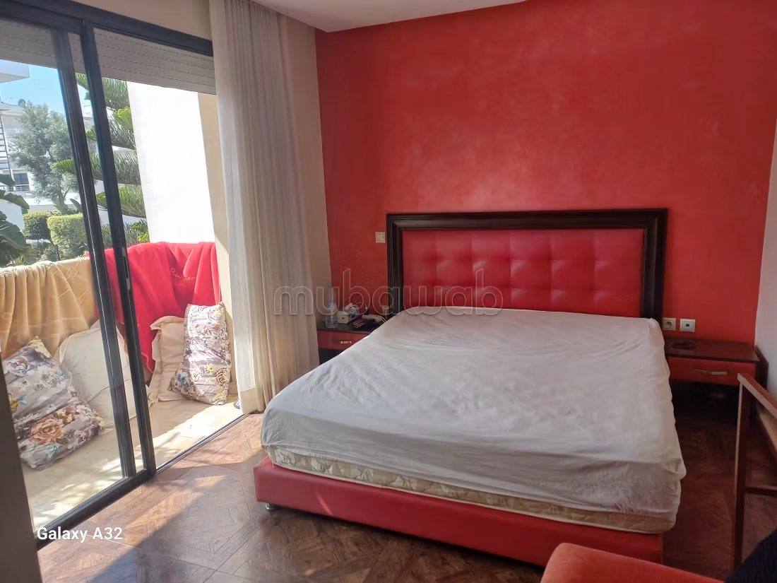 Villa de haut standing à vendre à Ain Diab. 9 pièces confortables. Piscine et cheminée