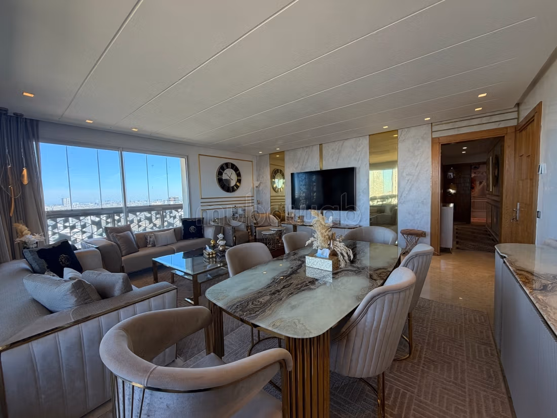 LUXUEUX Penthouse à louer sur CFC vide