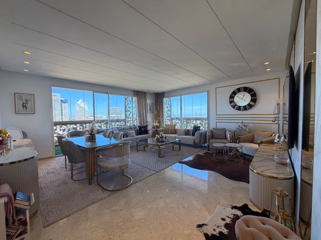 LUXUEUX Penthouse à louer sur CFC vide — 2