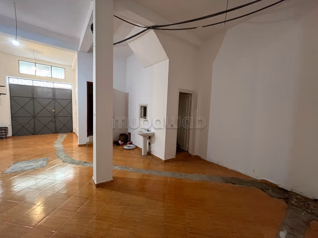 Offices & shops to rent in Manar. Surface area 110 m²