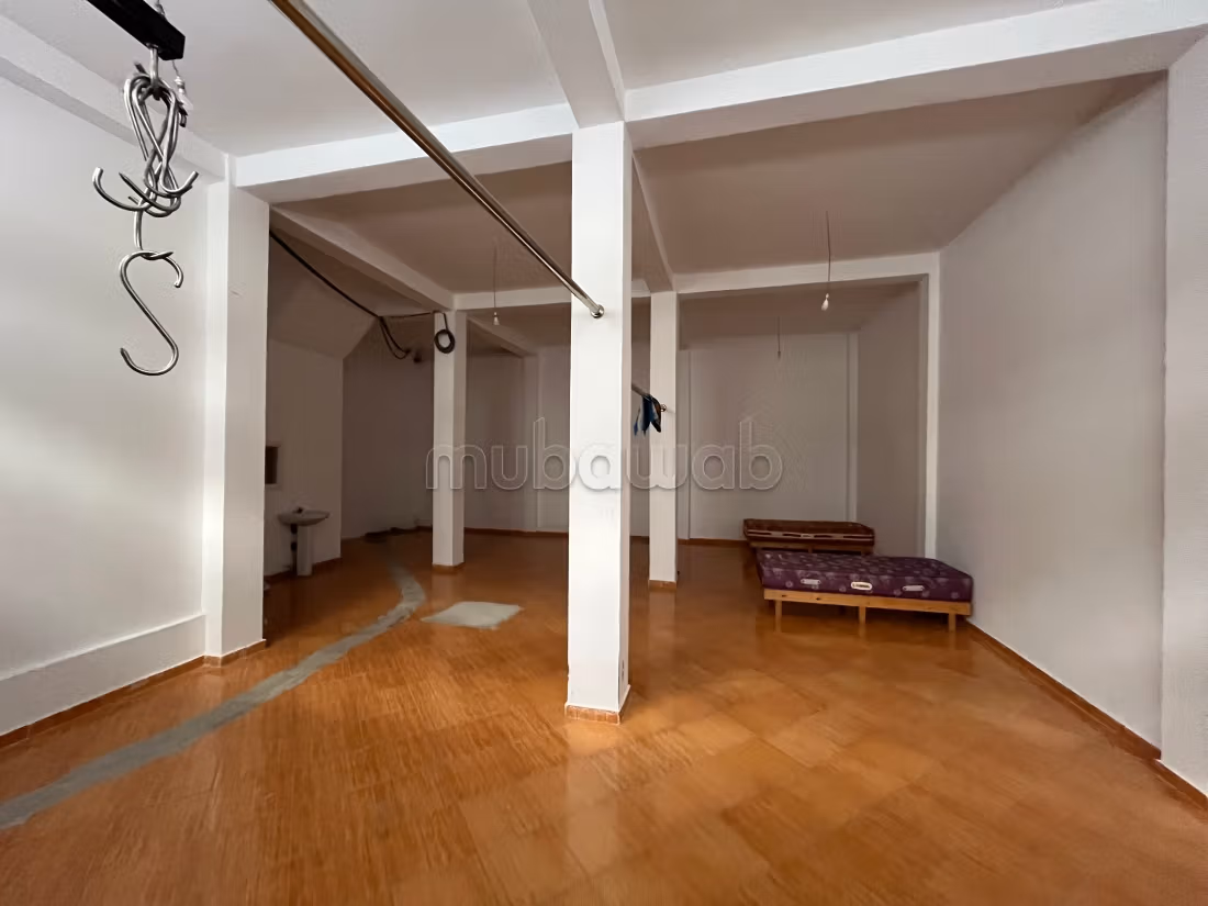 Offices & shops to rent in Manar. Surface area 110 m²