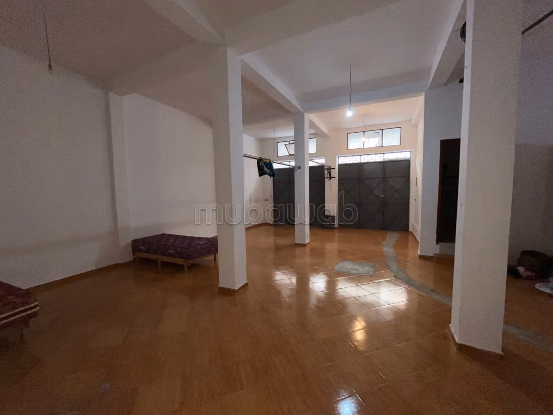 Offices & shops to rent in Manar. Surface area 110 m²