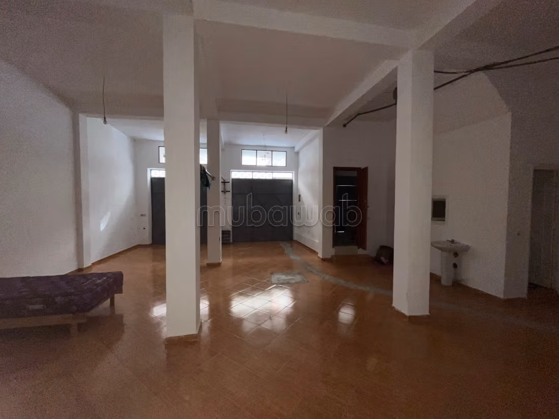 Offices & shops to rent in Manar. Surface area 110 m²