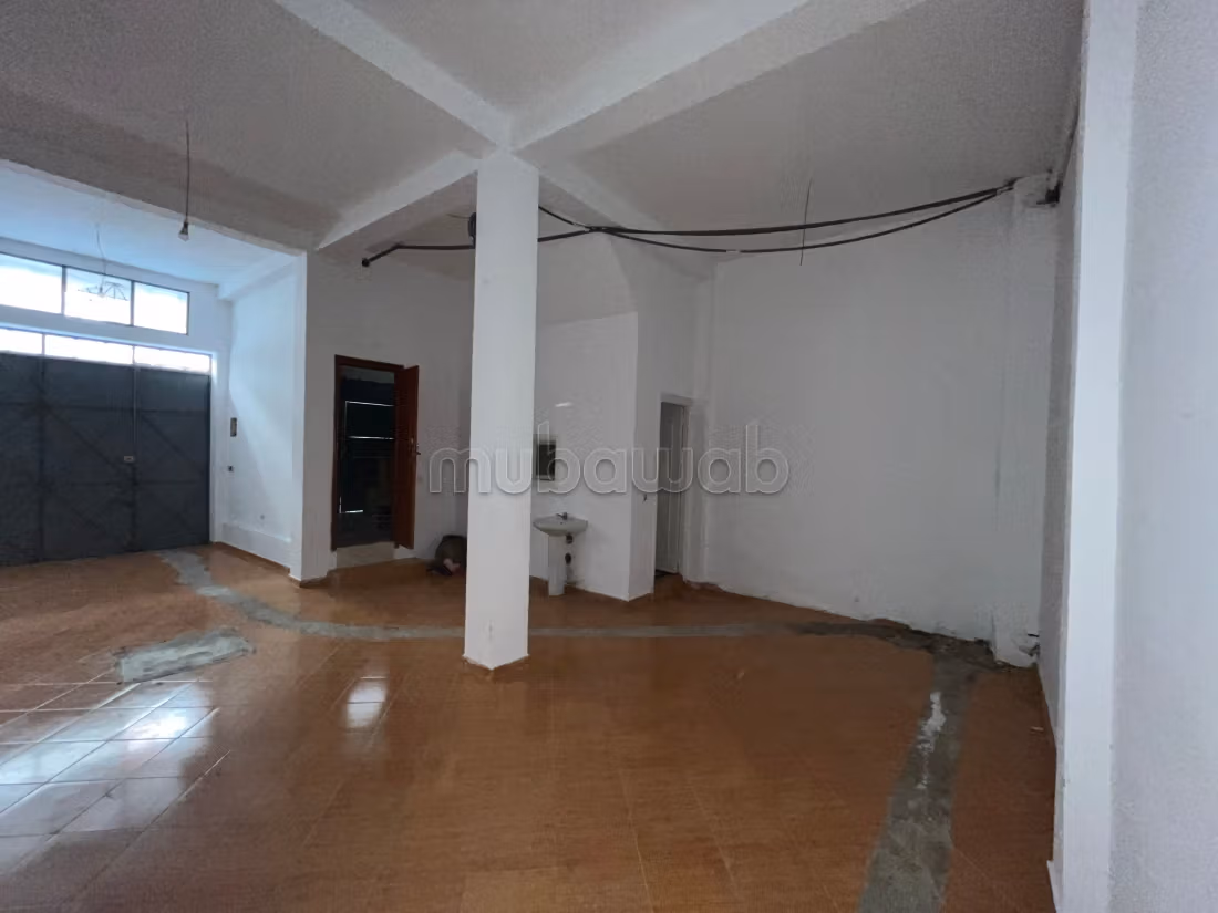 Offices & shops to rent in Manar. Surface area 110 m²
