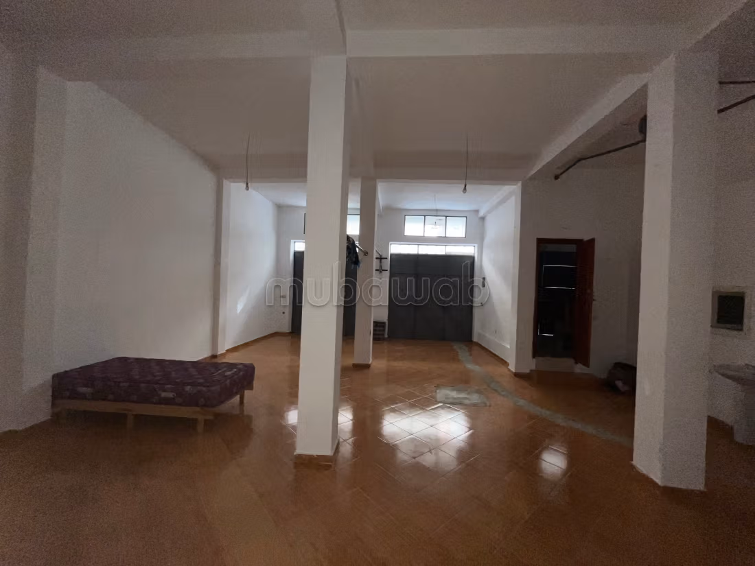 Offices & shops to rent in Manar. Surface area 110 m²