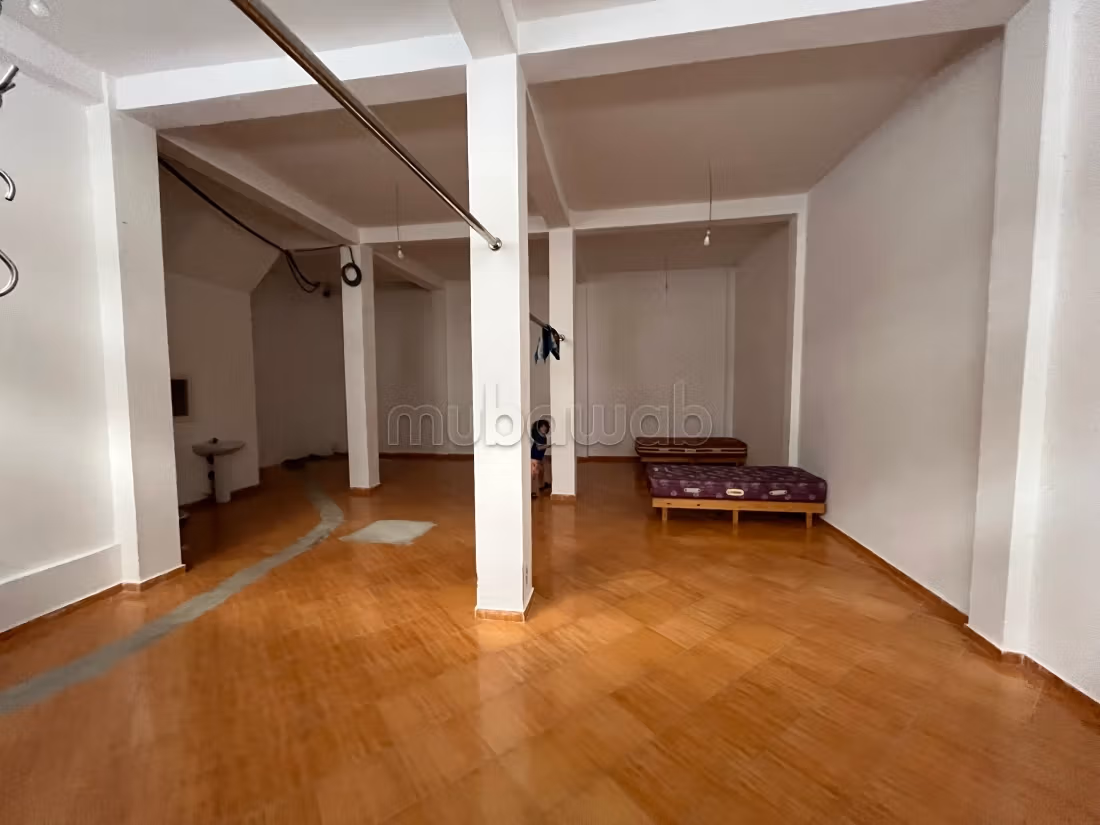 Offices & shops to rent in Manar. Surface area 110 m²