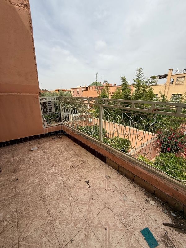 En plein centre ville…Magnifique villa à vendre à Amerchich. Surface de 427 m². Antenne parabolique et Porte blindée