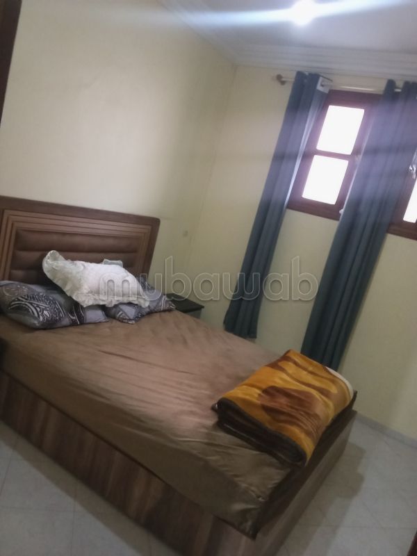 Location saisonnière à Hay Zitoun. 
2 chambres agréables. 
Salon traditionnel, antenne parabolique générale