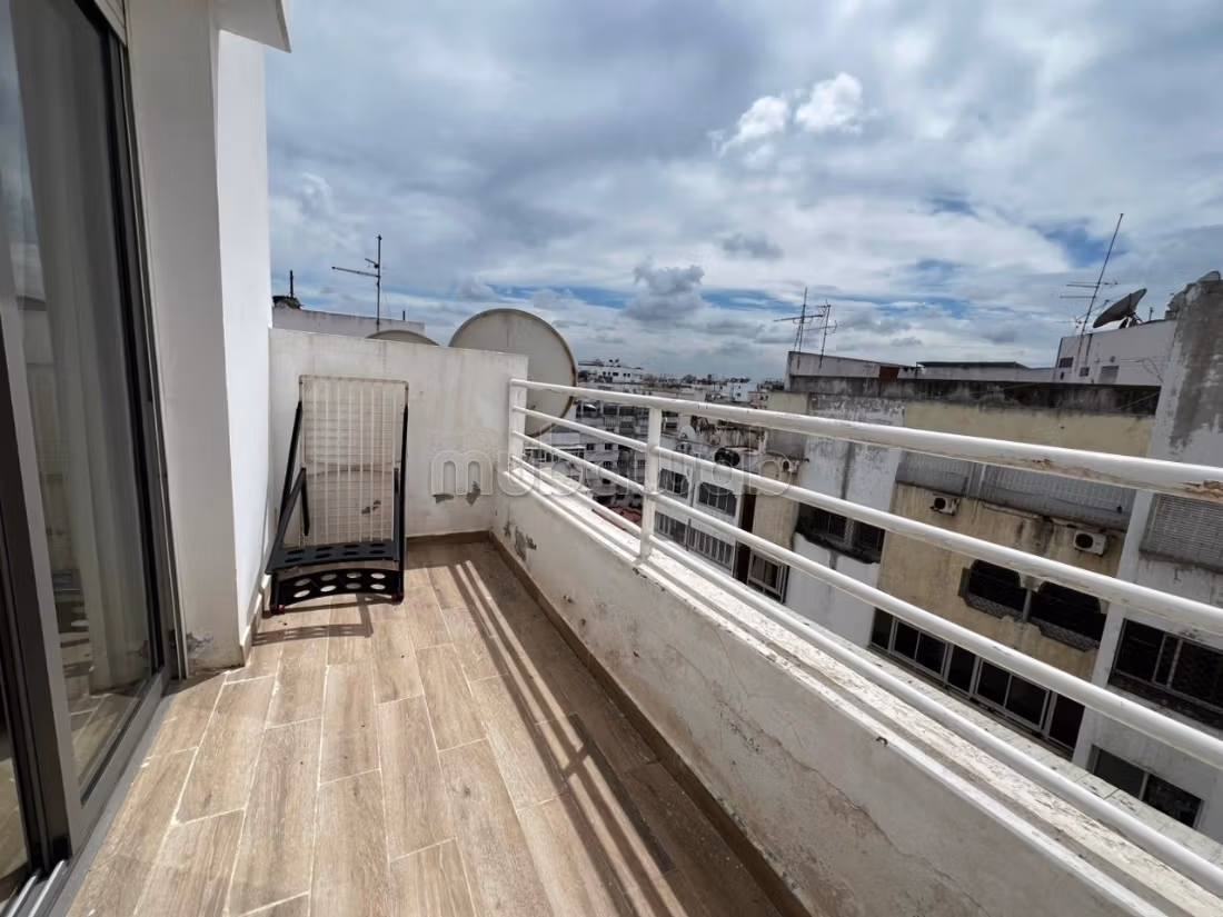 Sunny apartment without overlooking on the top floor 80m2 in Racine
