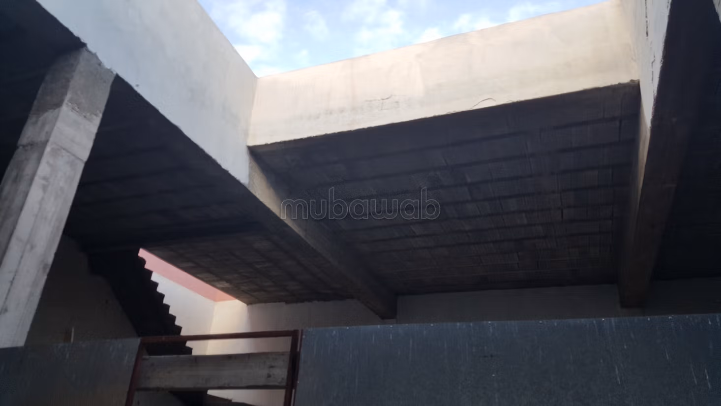 Sale of a solidly built warehouse with authorization