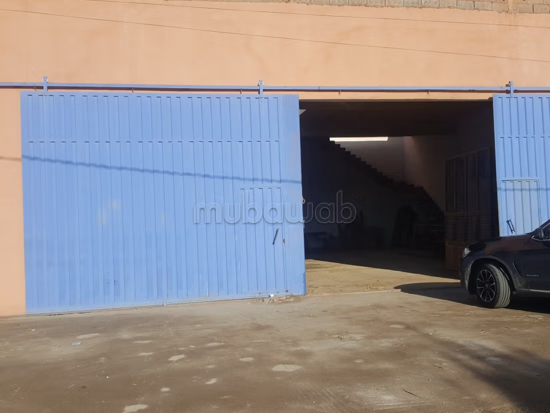 Sale of a solidly built warehouse with authorization