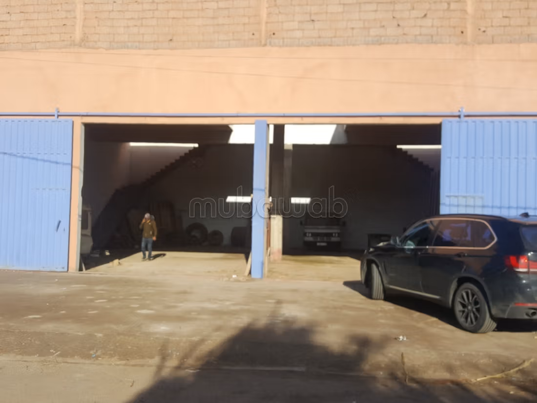 Sale of a solidly built warehouse with authorization