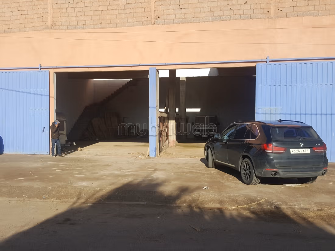 Sale of a solidly built warehouse with authorization