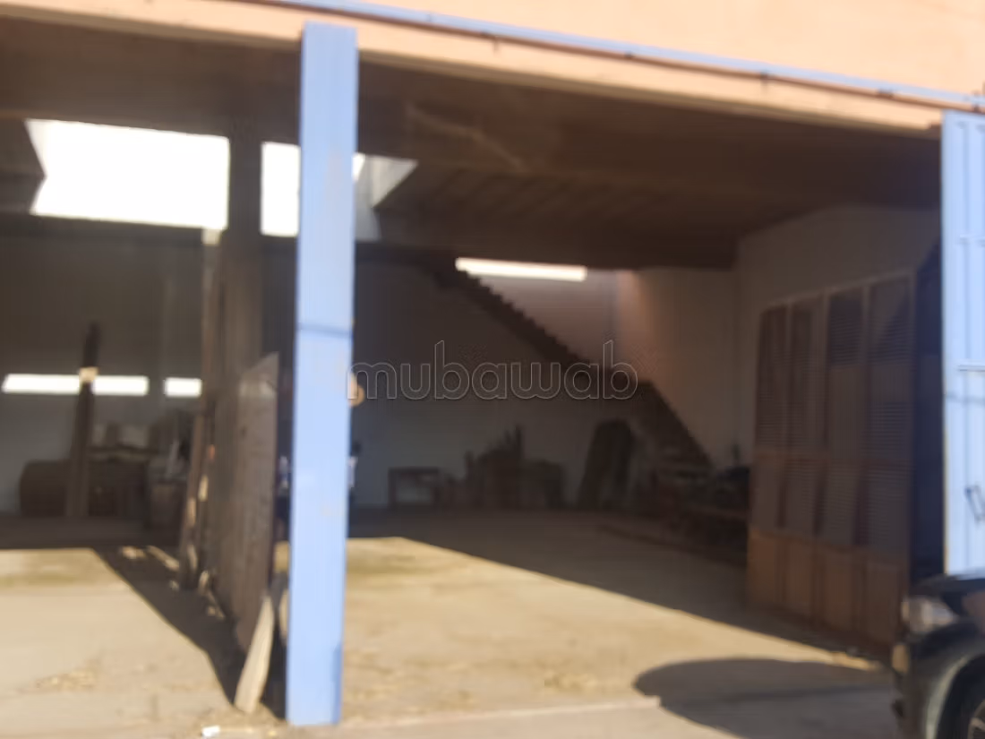 Sale of a solidly built warehouse with authorization