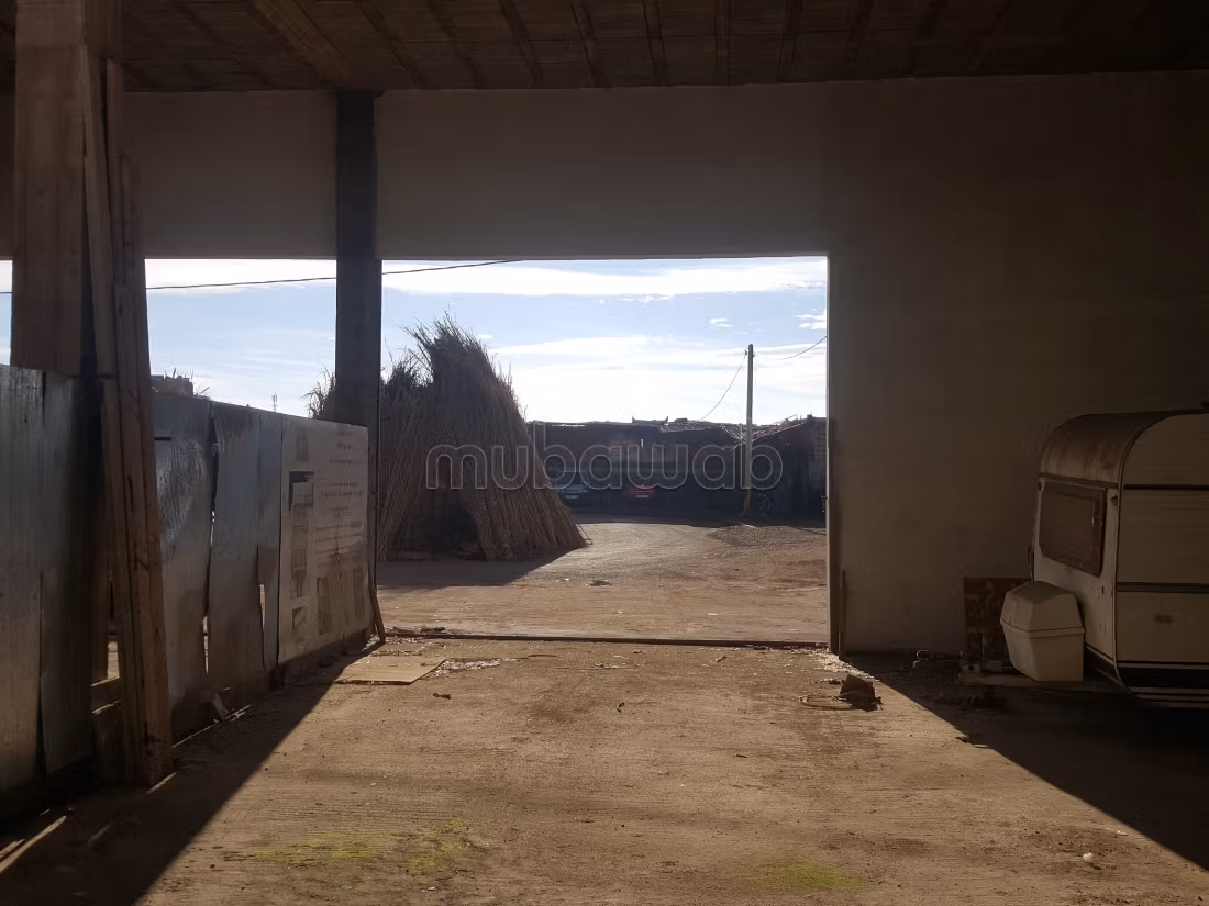 Sale of a solidly built warehouse with authorization