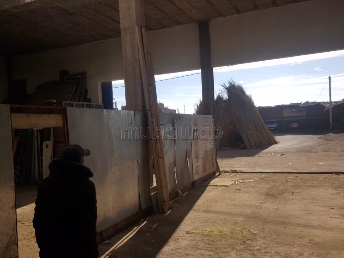 Sale of a solidly built warehouse with authorization