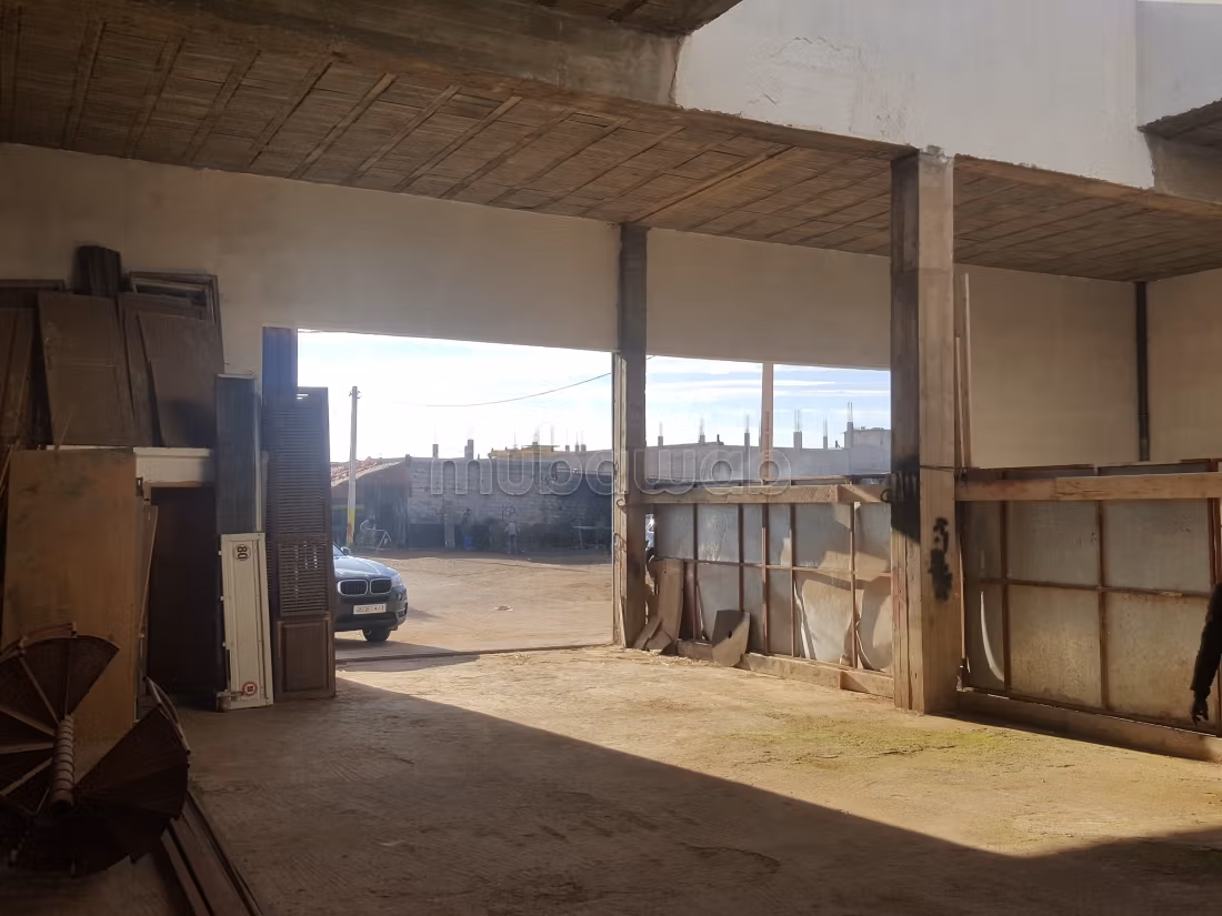 Sale of a solidly built warehouse with authorization