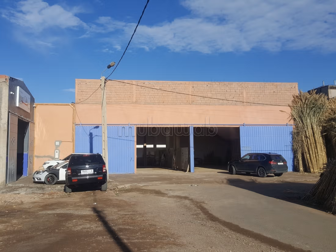 Sale of a solidly built warehouse with authorization