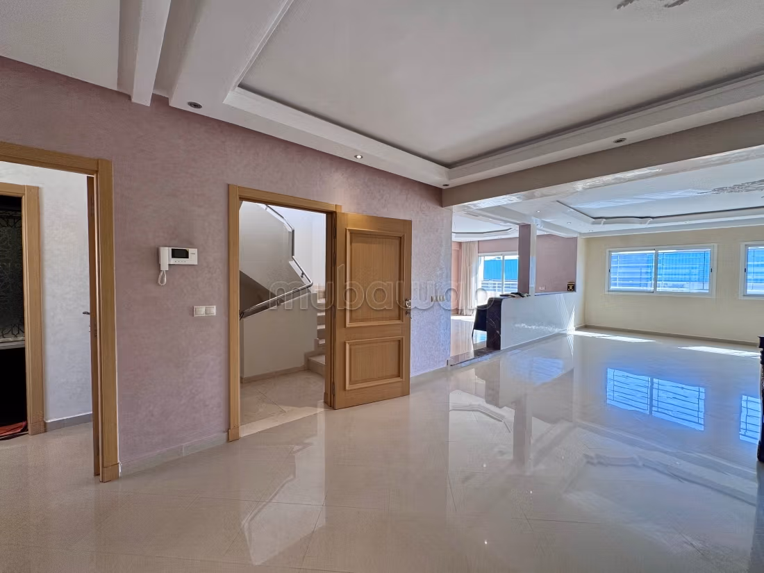 Maison à acheter à Bouskoura. 4 chambres agréables. Système de parabole et résidence sécurisée — 4