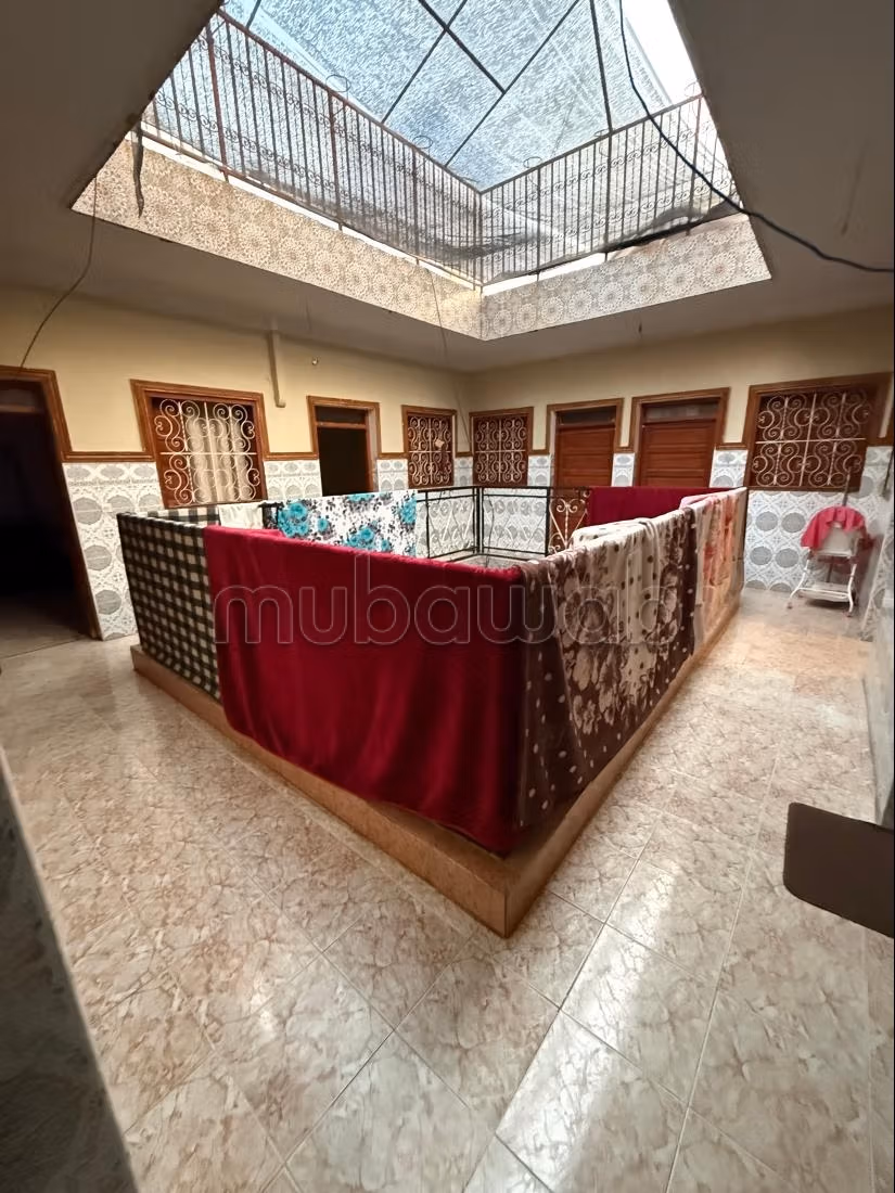 Riad à vendre à Derb Bomba Bab Doukala. 8 pièces confortables. Salon marocain traditionnel