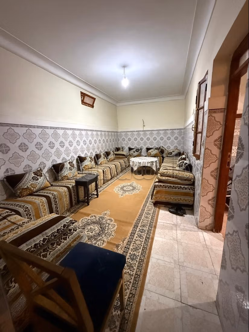 Riad à vendre à Derb Bomba Bab Doukala. 8 pièces confortables. Salon marocain traditionnel