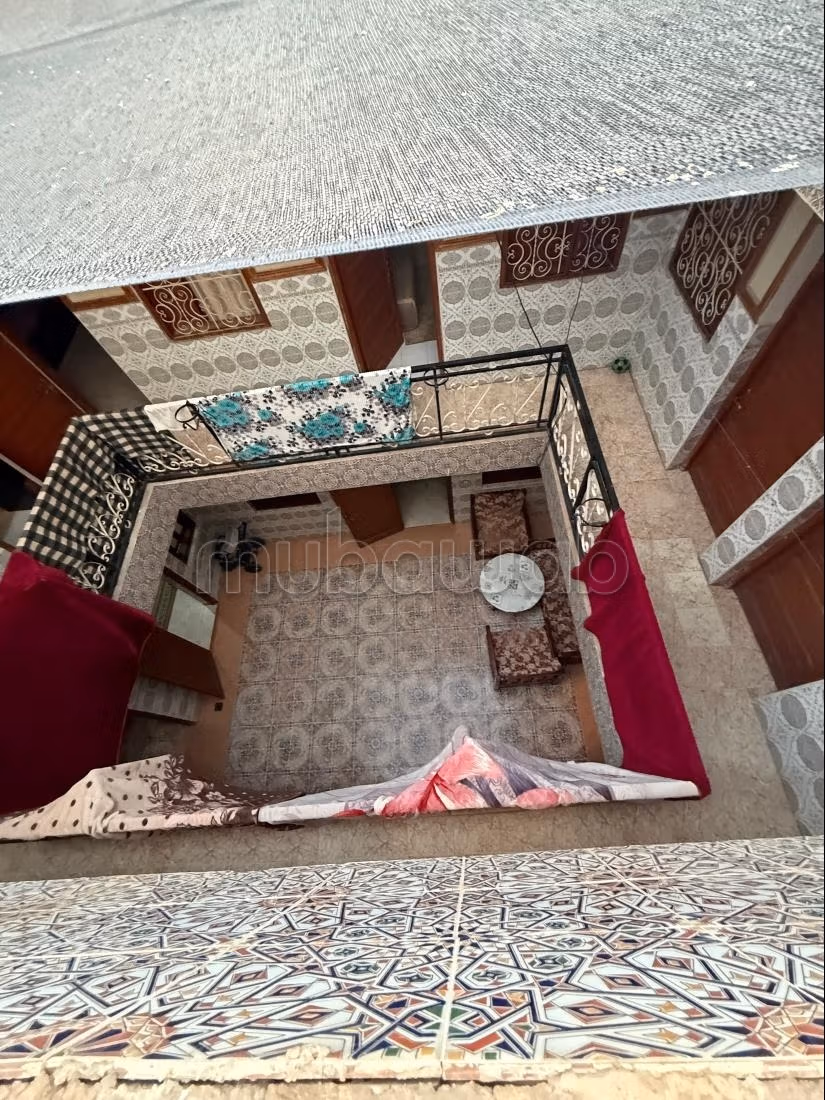 Riad à vendre à Derb Bomba Bab Doukala. 8 pièces confortables. Salon marocain traditionnel