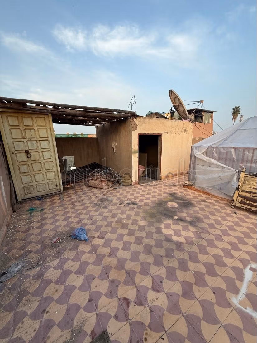 Riad à vendre à Derb Bomba Bab Doukala. 8 pièces confortables. Salon marocain traditionnel