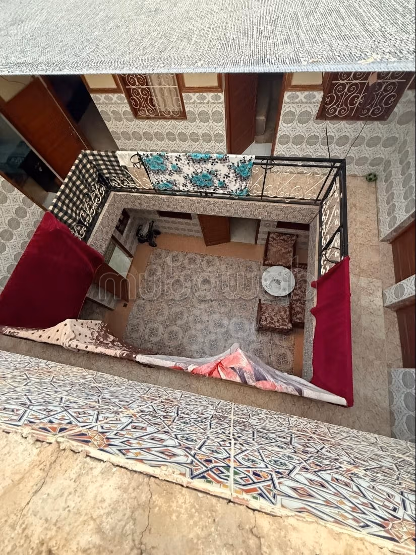 Riad à vendre à Derb Bomba Bab Doukala. 8 pièces confortables. Salon marocain traditionnel