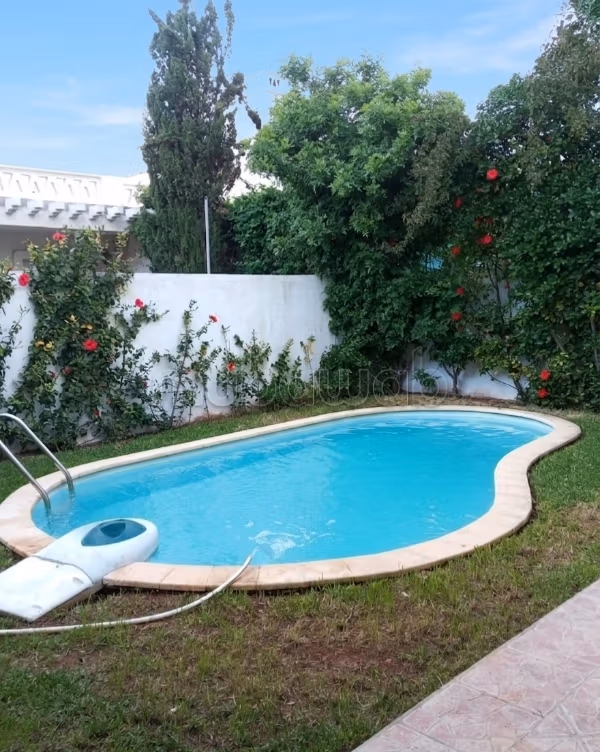Maison de luxe à louer à Dar Bouazza.
Surface totale 300 m²