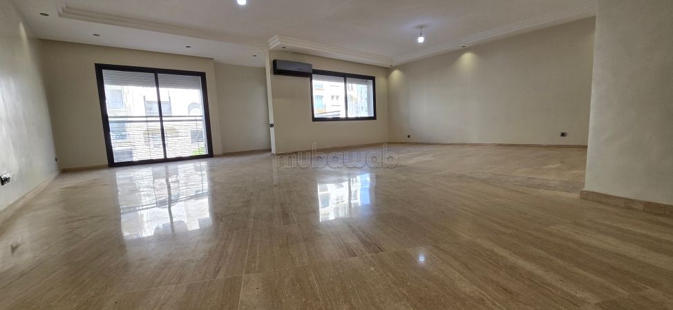 Flat for rent in Racine Extension. Area 218 m². Terrace and lift