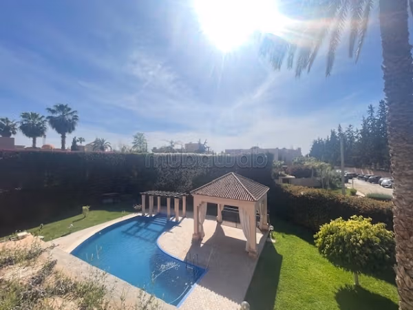 منزل فخم للبيع بتاركة. المساحة 400 م². مفروشة